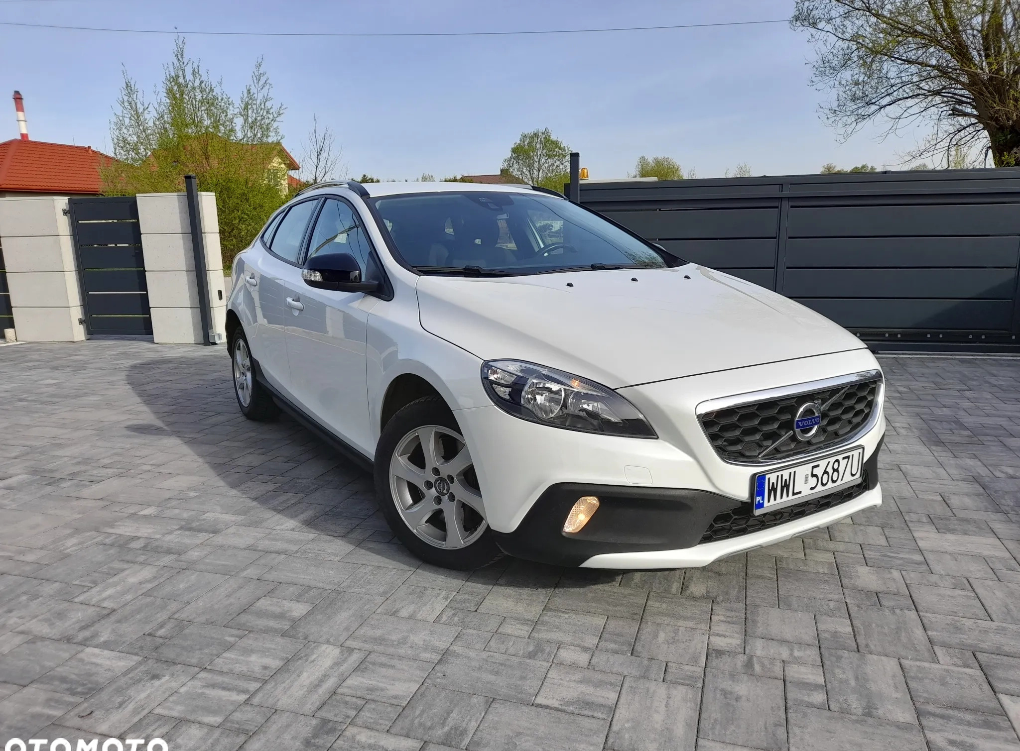 Volvo V40 cena 44900 przebieg: 158000, rok produkcji 2015 z Wołomin małe 172